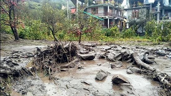 A flash flood occurred at Barua village in Manali district of Himachal Pradesh on Tuesday morning, causing damage to the apple orchards in the area. Flash flood water also entered into houses near a rivulet. (Aqil Khan/HT)