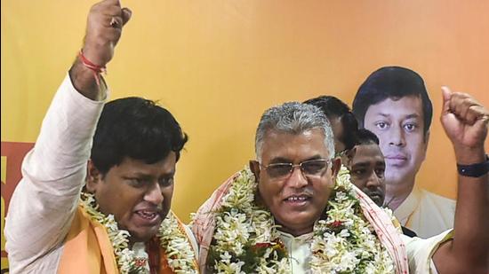 BJP’s Bengal president Sukanta Majumdar (L) with Dilip Ghosh during a felicitation at BJP Party office in Kolkata on Tuesday. (PTI)