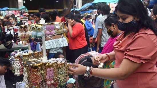 People shop at a crowded market in Kolkata ahead of Durga Puja festival.(PTI)
