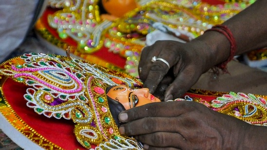 An artist makes Goddess Durga cut-out ahead of Durga Puja festival, at Kumartuly in Kolkata.(PTI)