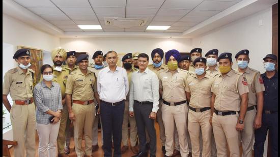 Members of the Chandigarh Police team, who solved the Sector-27 robbery case, along with director general of police Praveer Ranjan on Tuesday. (HT PHOTO)