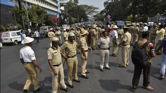 It is unrealistic to expect CMs to allow autonomy to the police beyond a certain degree. In every democracy, the police function under a mayor or elected government, and in ours, where grassroots politics constantly hovers round thanas, kachahris and tehsils, it’s difficult to conceive of a police force that is impervious to political overtures. (HT archive)