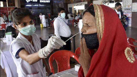 A health worker collects swab sample of a woman for Covid testing in Patna. (HT File) A health worker collects swab sample of a woman for Covid testing in Patna. (HT File)