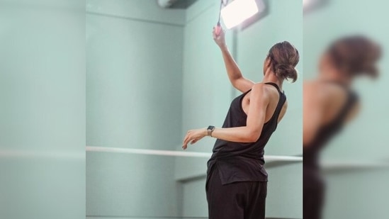 Deepika Padukone flaunts her badminton skills as she plays against PV Sindhu.(Instagram/@deepikapadukone)