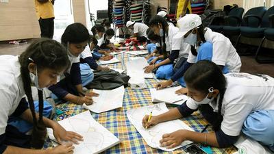Students participating in painting competition on the occasion of World Rhino Day at Patna Zoo on Wednesday. (Santosh Kumar/HT Photo) Students participating in painting competition on the occasion of World Rhino Day at Patna Zoo on Wednesday. (Santosh Kumar/HT Photo)