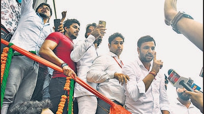 Gurjars protested against the removal of their caste name from the plaque of a statue soon after chief minister Yogi Adityanath left Mihir Bhoj Inter College in Dadri in Greater Noida on Wednesday. (Sunil Ghosh/HT photo)