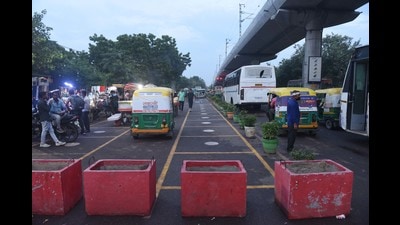 Smart vending zone is being developed by Lucknow Municipal Corporation at Charbagh near Ravindralaya. Municipal team also remove encroachments near NR Charbagh on Wednesday. (Deepak Gupta/HT photo)