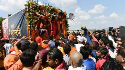 Nagar Yatra of the mortal remains of Mahant Narendra Giri, former Akhil Bharatiya Akhara Parishad chief, before the funeral in Prayagraj, Uttar Pradesh on Wednesday. (ANI) Nagar Yatra of the mortal remains of Mahant Narendra Giri, former Akhil Bharatiya Akhara Parishad chief, before the funeral in Prayagraj, Uttar Pradesh on Wednesday. (ANI)