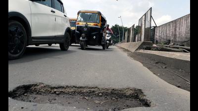 With potholes all over Ulhasnagar, MNS is having a photo exhibition to highlight the problems motorists face (RISHIKESH CHAUDHARY/HT FILE PHOTO) With potholes all over Ulhasnagar, MNS is having a photo exhibition to highlight the problems motorists face (RISHIKESH CHAUDHARY/HT FILE PHOTO)