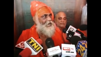 Chief patron of Juna Akhara and general secretary of ABAP, Mahant Hari Giri talking to reporters about internal probe into the death of Narendra Giri, in Prayagraj on Wednesday. (HT Photo)