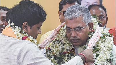 West Bengal BJP’s new president Sukanta Majumdar felicitates new BJP national vice president Dilip Ghosh during a felicitation event at party office in Kolkata on Tuesday, September 21. (PTI) West Bengal BJP’s new president Sukanta Majumdar felicitates new BJP national vice president Dilip Ghosh during a felicitation event at party office in Kolkata on Tuesday, September 21. (PTI)