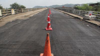 According to NHAI figures, more than 50,000 vehicles use the 49-metre Versova bridge, set to undergo repairs, built over the Versova creek daily. (HT PHOTO)