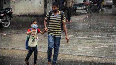 An overcast sky and light rainfall in some parts of the city on Wednesday kept the mercury levels at bay, with the maximum temperature dropping six degrees below normal. (Vipin Kumar/HT PHOTO)