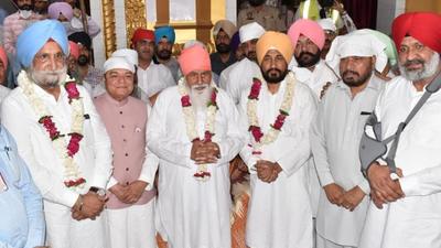 (L to R) Punjab deputy CM Sukhjinder Singh Randhawa, MP Santokh Singh, Dera Sachkhand Ballan chief Sant Baba Niranjan Dass and chief minister Charanjit Singh Channi in Jalandhar on Wednesday. (HT Photo)