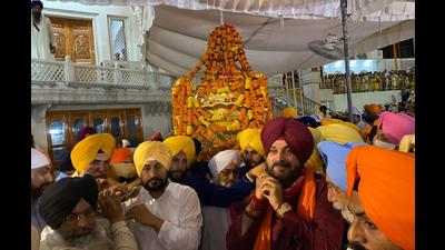 Punjab chief minister Charanjit Singh Channi (left) and state Congress president Navjot Singh Sidhu carrying the Palki Sahib at the Golden Temple in Amritsar early on Wednesday. (Sameer Sehgal/HT) Punjab chief minister Charanjit Singh Channi (left) and state Congress president Navjot Singh Sidhu carrying the Palki Sahib at the Golden Temple in Amritsar early on Wednesday. (Sameer Sehgal/HT)