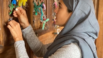 Sara Ali Khan tying the sacred thread at the windows of a mosque. Sara Ali Khan tying the sacred thread at the windows of a mosque.