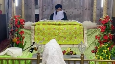 Sara Ali Khan praying at a gurudwara in Kashmir. Sara Ali Khan praying at a gurudwara in Kashmir.