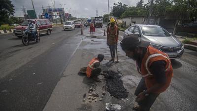 Mumbai, India - July 10, 2020: BMC workers repair pothole on Eastern Express Highway at Everard Nagar in Mumbai, India, on Friday, July 10, 2020. (Photo by Pratik Chorge/Hindustan Times) (Pratik Chorge/HT PHOTO) Mumbai, India - July 10, 2020: BMC workers repair pothole on Eastern Express Highway at Everard Nagar in Mumbai, India, on Friday, July 10, 2020. (Photo by Pratik Chorge/Hindustan Times) (Pratik Chorge/HT PHOTO)