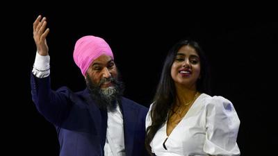 The New Democratic Party (NDP) leader Jagmeet Singh gestures alongside wife Gurkiran Kaur Sidhu after addressing the media in Vancouver, British Columbia on September 20, 2021 following the Canada elections that Justin Trudeau’s Liberals won. (AFP) The New Democratic Party (NDP) leader Jagmeet Singh gestures alongside wife Gurkiran Kaur Sidhu after addressing the media in Vancouver, British Columbia on September 20, 2021 following the Canada elections that Justin Trudeau’s Liberals won. (AFP)