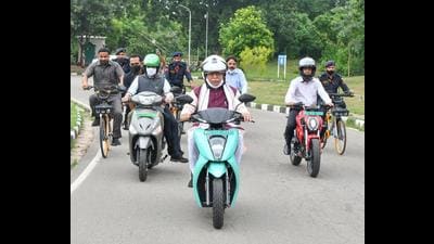 Haryana CM Manohar Lal Khattar returned to his residence by an e-scooter, and returned to the office by the e-scooter to mark World Car-Free Day on Wednesday. (HT Photo)