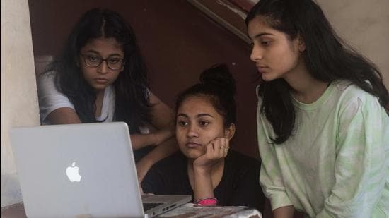 Around 64,866 first-year junior college (FYJC) aspirants were allotted seats in the special admission round conducted by the office of the deputy director of education (DYDE) on Wednesday. They had received 73,000 applications for the special round for nearly 190,000 vacant seats across junior colleges this year. (Anshuman Poyrekar/HT PHOTO)