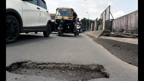 With potholes all over Ulhasnagar, MNS is having a photo exhibition to highlight the problems motorists face (RISHIKESH CHAUDHARY/HT FILE PHOTO) With potholes all over Ulhasnagar, MNS is having a photo exhibition to highlight the problems motorists face (RISHIKESH CHAUDHARY/HT FILE PHOTO)