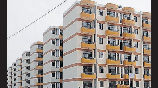 The allottees of Chandigarh Housing Board can pay their outstanding dues at any e-sampark centre and can also generate a challan from CHB website and then make the payment in any of the branches of HDFC within the city. (HT FILE PHOTO)