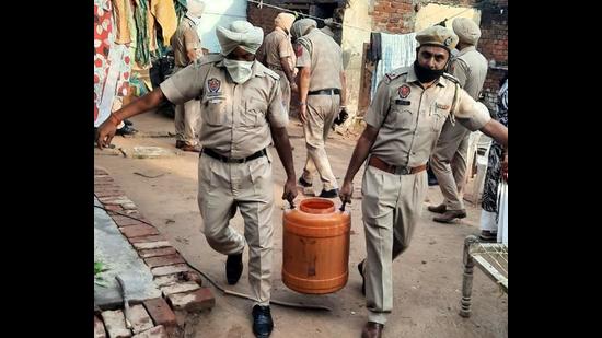 The development comes a year after around 140 people were killed after consuming illicit liquor in Tarn Taran, Amritsar and Gurdaspur. (HT/Representative image)
