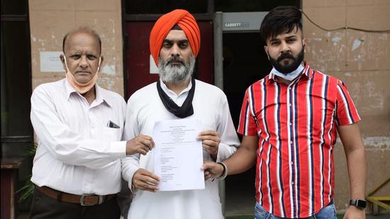 BJP leaders submitted a memorandum with deputy commissioner Varinder Sharma’s office, seeking cancellation of the allotment of land to Nehru Sidhant Kender. (Harsimar Pal Singh/HT)