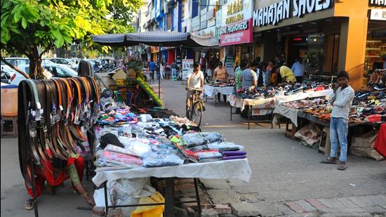 Implementation of the Street Vendors’ (Protection of Livelihood and Regulation of Street Vending) Act, 2014, has been hanging fire since 2015, when the Mohali municipal corporation MC had first ordered a survey to identify street vendors in the city. (HT Photo)