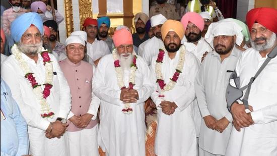 (L to R) Punjab deputy CM Sukhjinder Singh Randhawa, MP Santokh Singh, Dera Sachkhand Ballan chief Sant Baba Niranjan Dass and chief minister Charanjit Singh Channi in Jalandhar on Wednesday. (HT Photo)