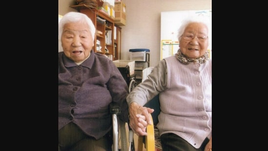 The image shows world’s oldest identical twins Umeno Sumiyama and Koume Kodama.(Instagram/@guinnessworldrecords)