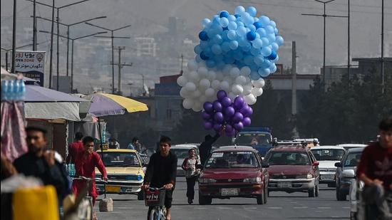 A man sells balloons in Kabul, Afghanistan on September 21, 2021. Envoys from China, Pakistan and Russia held talks with Taliban members in the capital city on Tuesday and Wednesday. (AFP)