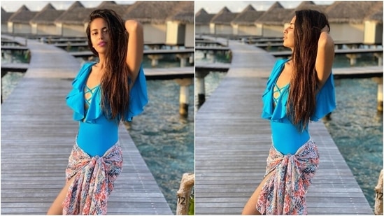 Avika chose a sky blue monokini for this image and teamed it with a printed sarong and open locks. The bodycon monokini came with frilled sleeves and a plunging neckline with overlapping straps. As for the pastel-coloured sarong, it features a multi-coloured print.(Instagram/@avikagor)