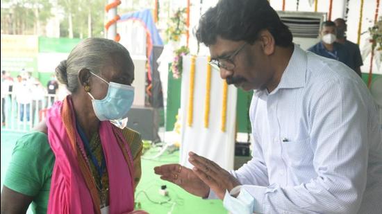 Jharkhand chief minister (CM) Hemant Soren on Wednesday relaunched an ambitious scheme to provide dhoti and saree, a part of traditional Indian clothing, to the poor for just <span class='webrupee'>₹</span>10. (HT PHOTO)