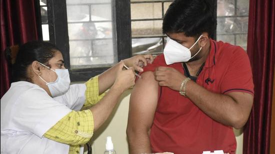 A health worker administers a dose of Covid-19 vaccine at Combined District Hospital in Sanjay Nagar in Ghaziabad on Wednesday (Sakib Ali/HT Photo)