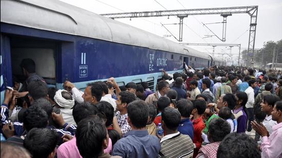 Bihar Sampark Kranti Superfast Express at railway station. (HT FIle)