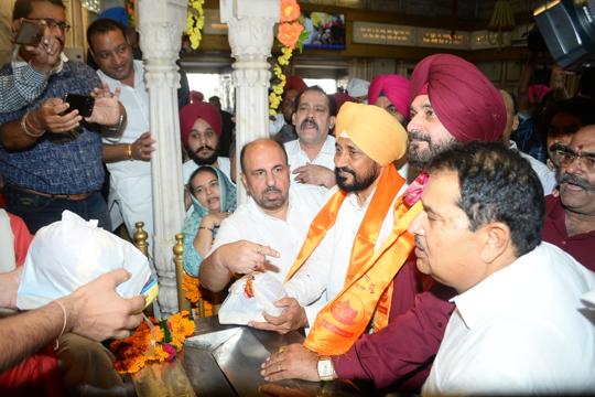 Punjab chief minister Charanjit Singh Channi, his deputy OP Soni and state Congress chief Navjot Singh Sidhu at Durgiana Temple in Amritsar on Wednesday morning. (Sameer Sehgal/HT) Punjab chief minister Charanjit Singh Channi, his deputy OP Soni and state Congress chief Navjot Singh Sidhu at Durgiana Temple in Amritsar on Wednesday morning. (Sameer Sehgal/HT)