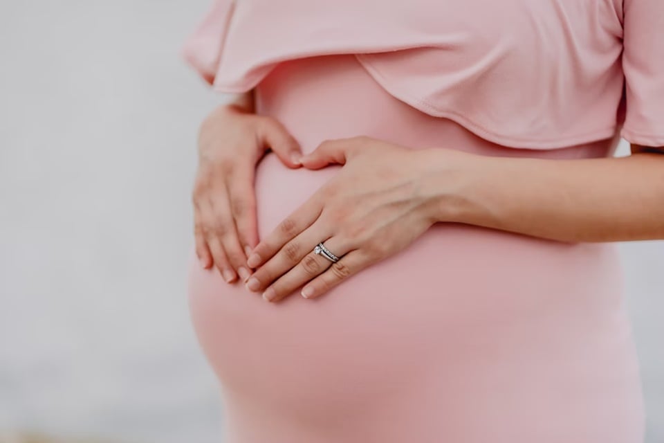 There is an increased risk of abortion in mothers with a positive test result of SARS-CoV-2 (Unsplash)