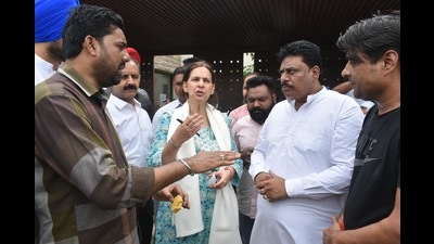 Navjot Kaur (C), wife of PPCC president Navjot Sidhu , said her husband should be put behind bars if he was anti-national, in Amritsar on Thursday. (HT Photo) Navjot Kaur (C), wife of PPCC president Navjot Sidhu , said her husband should be put behind bars if he was anti-national, in Amritsar on Thursday. (HT Photo)