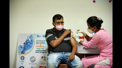 A beneficiary gets his vaccination against Covid at NMMC centre, ESIS Hospital, in Vashi. (BACHCHAN KUMAR/HT PHOTO) A beneficiary gets his vaccination against Covid at NMMC centre, ESIS Hospital, in Vashi. (BACHCHAN KUMAR/HT PHOTO)