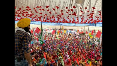 The Kisan Panchayat underway at Ghoorpur area of Prayagraj on Thursday. (HT Photo) The Kisan Panchayat underway at Ghoorpur area of Prayagraj on Thursday. (HT Photo)