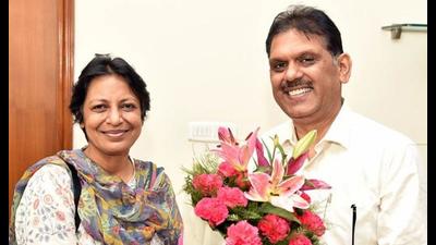The 1990-batch IAS officer, Anirudh Tewari (right), has replaced Vini Mahajan (left) after the change of political guard in Punjab. (Ht photo) The 1990-batch IAS officer, Anirudh Tewari (right), has replaced Vini Mahajan (left) after the change of political guard in Punjab. (Ht photo)