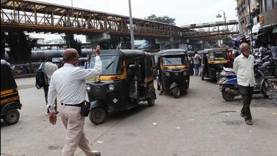 Maharashtra traffic police have recovered a fine of  ₹5.52 crore levied through 120,024 e-challans. (HT Photo)