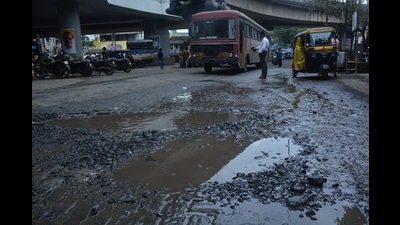 Major roads in Thane are filled with potholes. (PRAFUL GANGURDE/HT PHOTO) Major roads in Thane are filled with potholes. (PRAFUL GANGURDE/HT PHOTO)