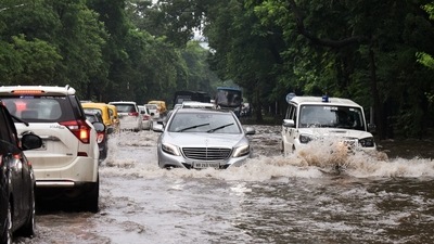 Vehicles wade through a waterlogged road after heavy rainfall in Kolkata. (ANI) Vehicles wade through a waterlogged road after heavy rainfall in Kolkata. (ANI)
