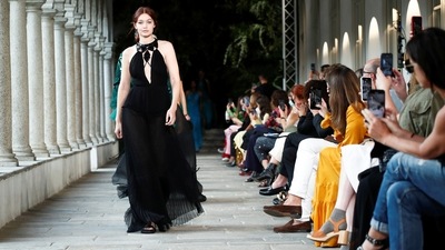 The pictures feature the diva donning a black gown that came with an intricately cut-out detailed neckline.&nbsp; (REUTERS/Alessandro Garofalo)