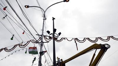 Several municipal councillors have also highlighted the higher dysfunctional rate of LED lamps during the monsoon season. (Ravi Choudhary/HT PHOTO) Several municipal councillors have also highlighted the higher dysfunctional rate of LED lamps during the monsoon season. (Ravi Choudhary/HT PHOTO)