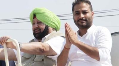 A file photo of Congress’ Jalalabad MLA Raminder Singh Awla with former CM Amarinder Singh. Fazilka officer claims that threats are being issued to him by the MLA, who, in turn, has accused the officer of harassing sarpanches in his area. (HT photo)