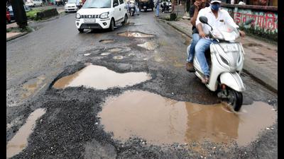 Potholes on a stretch in Ulhasnagar (E). Residents complain of substandard materials, shoddy repair work of roads for a large number of potholes across the city. (RISHIKESH CHOUDHARY/HT PHOTO) Potholes on a stretch in Ulhasnagar (E). Residents complain of substandard materials, shoddy repair work of roads for a large number of potholes across the city. (RISHIKESH CHOUDHARY/HT PHOTO)